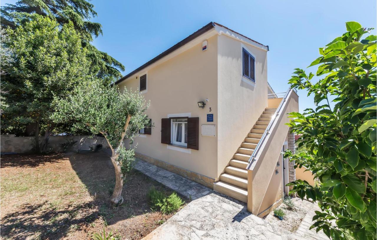 Cozy Apartment In Pula With Kitchen Exterior photo